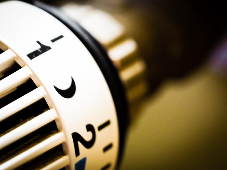 Home Illustratie van verschillende verwarmingssystemen in een huis, inclusief radiatoren, vloerverwarming en slimme thermostaat