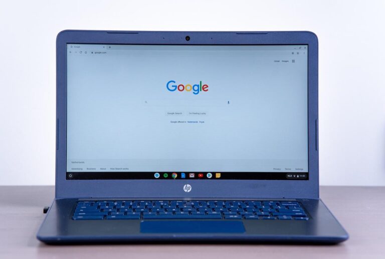 Home Laptop scherm toont monitoring dashboard voor grip houden op cloudomgeving en real-time performance tracking