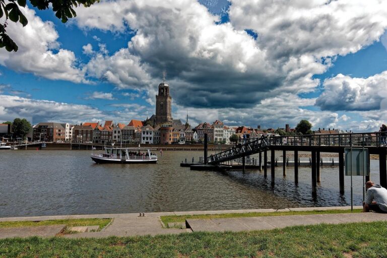 Home Beachclub Valencia Deventer biedt een unieke strandbeleving met uitzicht op de IJssel, cocktails en Spaanse gerechten
